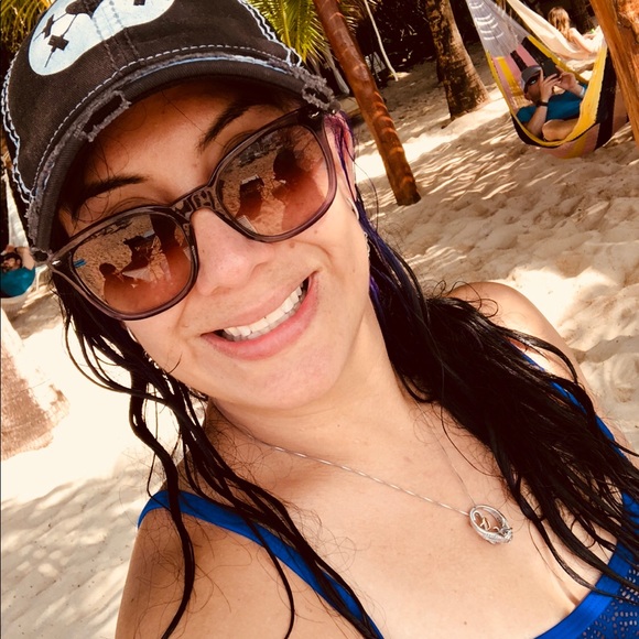 Meet your Posher, Cynthia - Picture 1 of 1